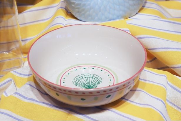 14.5×5センチの「ボウル」(1100円)。同じデザインのプレートとセットで使えば、統一感のある食卓に！