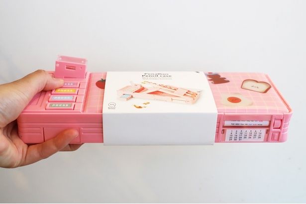 押すたびに楽しい4つのボタンが付いた「多機能ペンケース」(1540円)。カレンダーの曜日は英語表記なので、英語の勉強にもなるかも!?