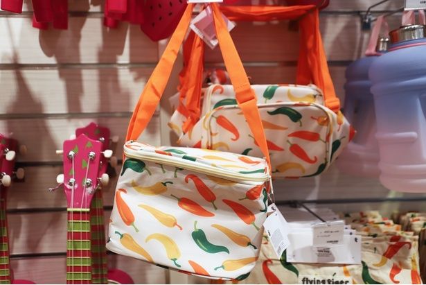 カラフルなトウガラシがインパクト抜群！「保冷バッグ」(770円)