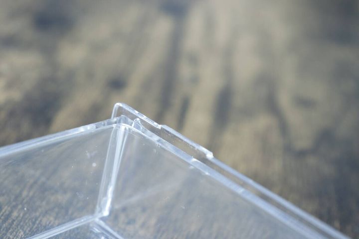 クリアケースのフタと本体にあるスタッキング用の爪のアップ