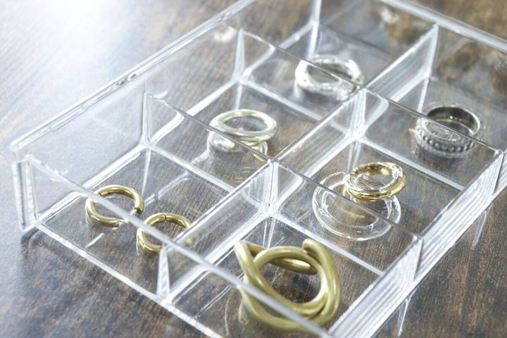 クリアケースの仕切りに指輪やイヤリングが収納されている