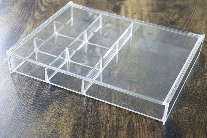 透明なアクセ収納ケースの全体像、仕切りと広いスペースが見える