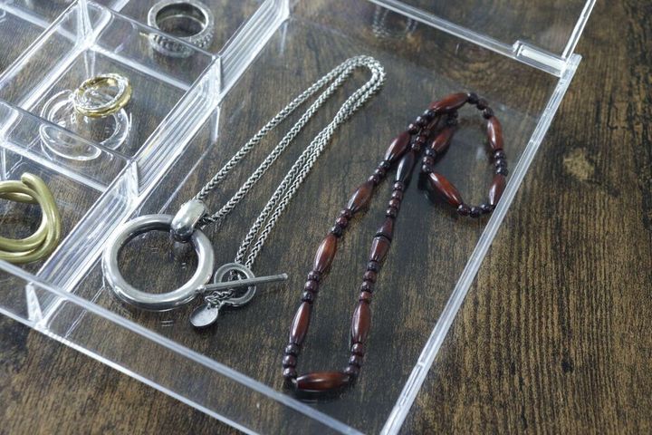 クリアケースの広いスペースにネックレスとブレスレットが収納されている