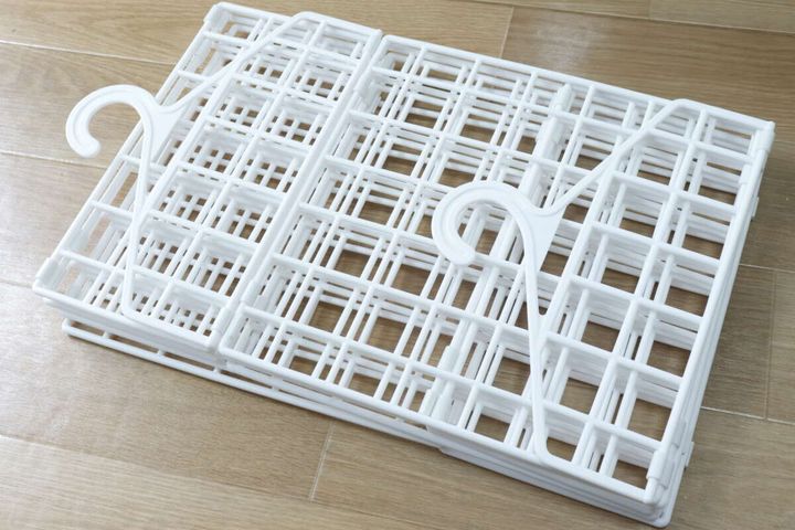 白いメッシュの吊り下げ収納ラックを折りたたんだ状態