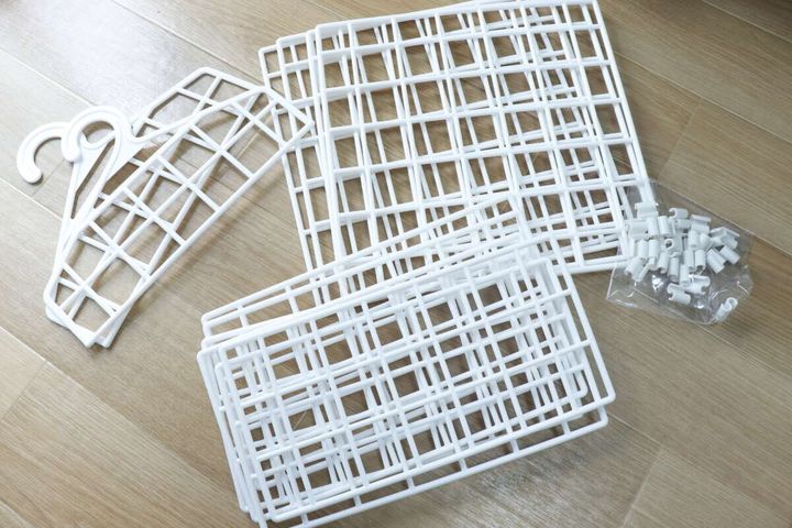 吊り下げ収納ラックのメッシュ板とS字バックル