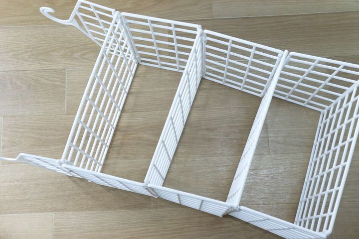 組み立て途中の白いメッシュ吊り下げ収納ラック