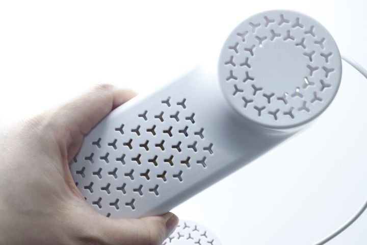 手に持ったUSB式シューズドライヤーの乾燥ユニット。通気口が見える
