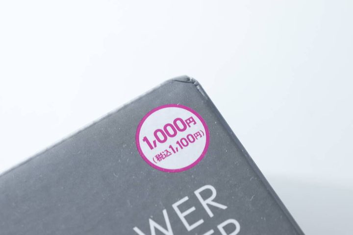 USB式シューズドライヤーのパッケージに表示された1,100円の価格