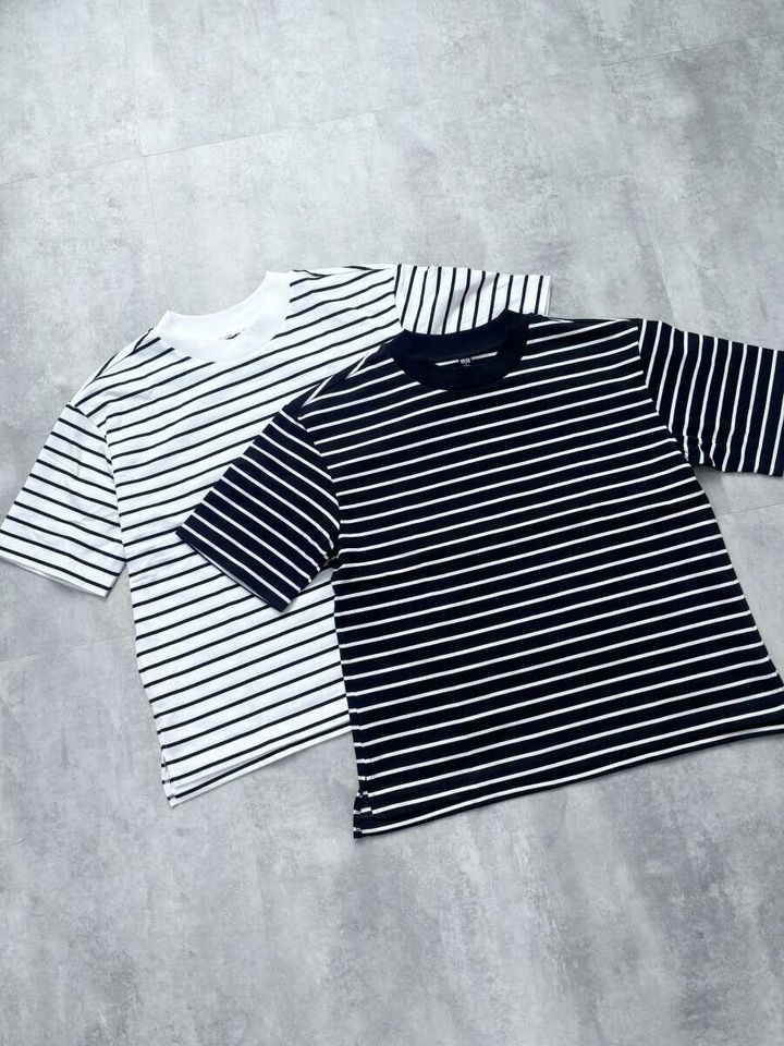 白黒と黒白のボーダーTシャツ2枚を重ねて平置きした俯瞰写真