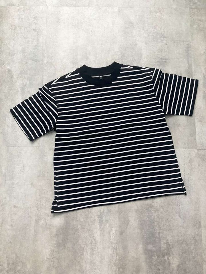 黒地に白の細いボーダー柄Tシャツを平置きした俯瞰写真