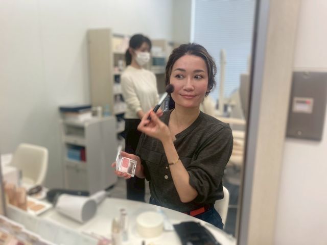 メイクをする笹野美紀恵