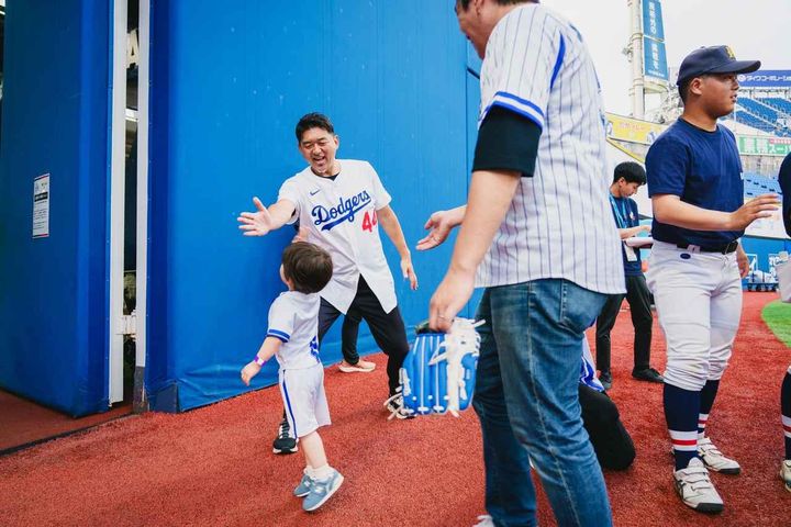 画像: (C)Reiya Kaji「孫に接するような気持ちだった」とイベントを振り返った斎藤氏の、子供たちに野球の魅力を伝えようと、笑顔で接する姿も印象的だった。