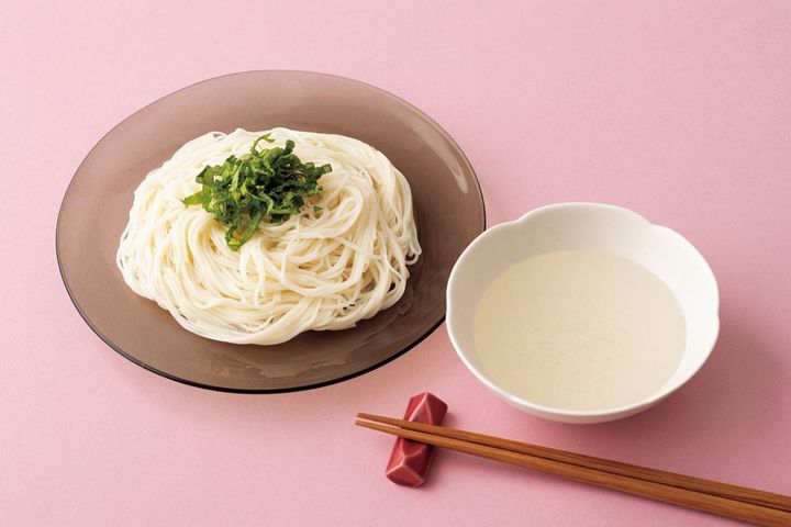 そうめんをゆでるときに入れるだけ。タンパク質の流出を抑える調味料とは？