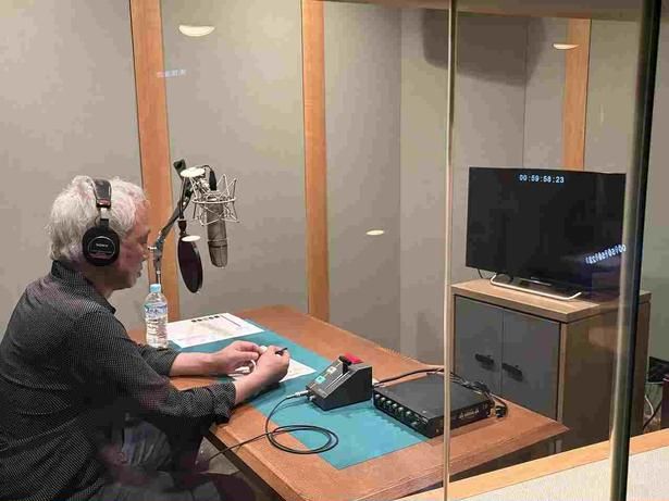 ナレーションを担当したのは、『チルド』でコンビニのオーナー役を演じた西村まさ彦 [c]『チルド』製作委員会 （NOTHING NEW・東北新社）