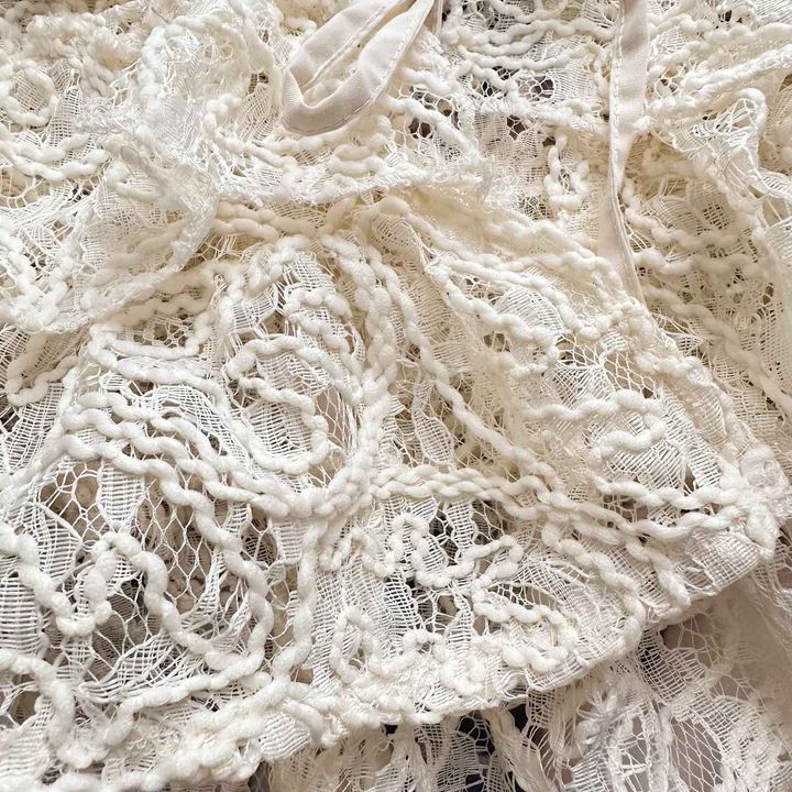 画像: 繊細なコード刺繍が上品なアクセントに