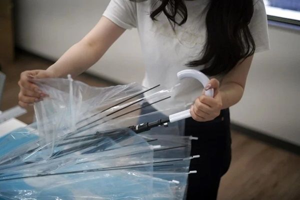 【愛知県名古屋市】中吊りでビニール傘の忘れ物を防ぐ交通広告を掲出。「GHOSTrain」が期間限定で運行中