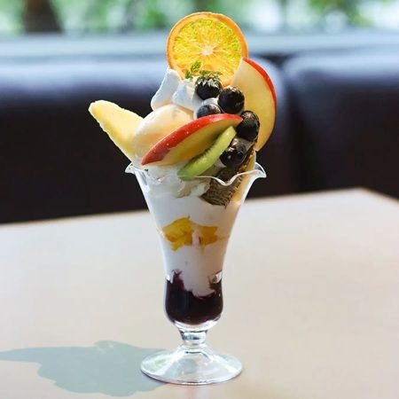 【栃木県宇都宮市】LAZULI PLACEに新作パフェ、LAZULI BAKERYに「石川製麺所 焼きそばパン」などが登場