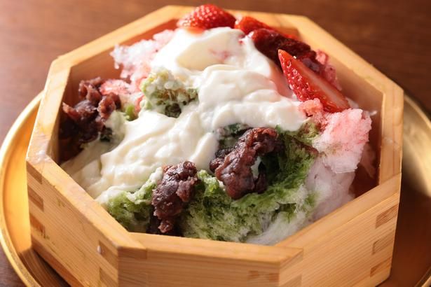 かき氷の中に、自家製のブランマンジェとあんこを忍ばせた 撮影＝EDWARD.K