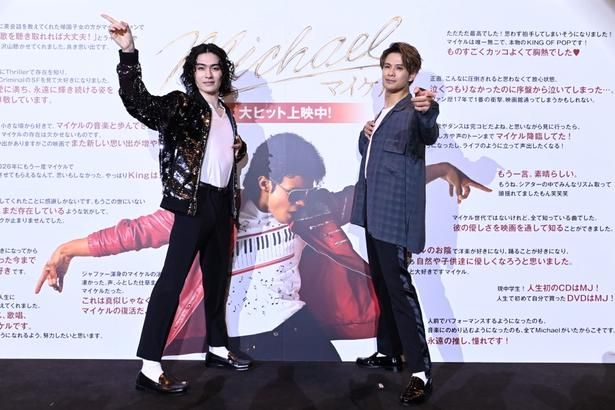 【写真を見る】リスペクトたっぷりのファッションで登場！マイケル・ジャクソンへの愛を炸裂させた市川染五郎、森崎ウィン [R], TM & [c] 2026 Lions Gate Entertainment Inc. All Rights Reserved.