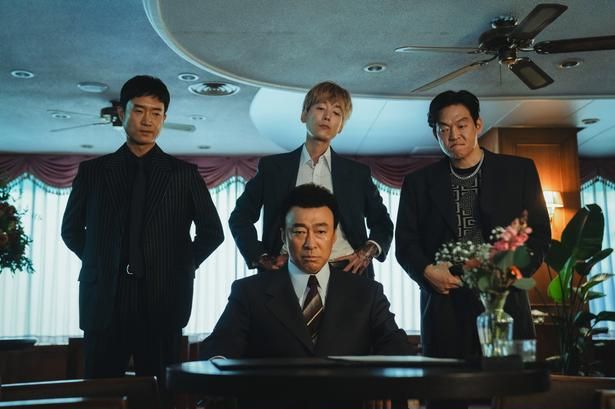 【写真を見る】どうしてもボスになりたくない男たちのドロ沼争いが幕を開ける！ [c] 2025 HIVE MEDIA CORP & MINDMARK, Inc ALL RIGHTS RESERVED. 