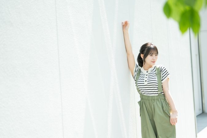 生田衣梨奈さん インタビュー ARNE「私の推しごと」 外での撮影カット