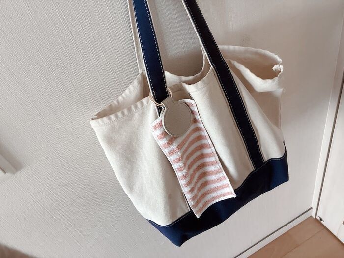 【キャンドゥ】550円でも即買い決定！2枚重ね革パーツが夏のお出かけ「かさばる問題」をスタイリッシュに解決
