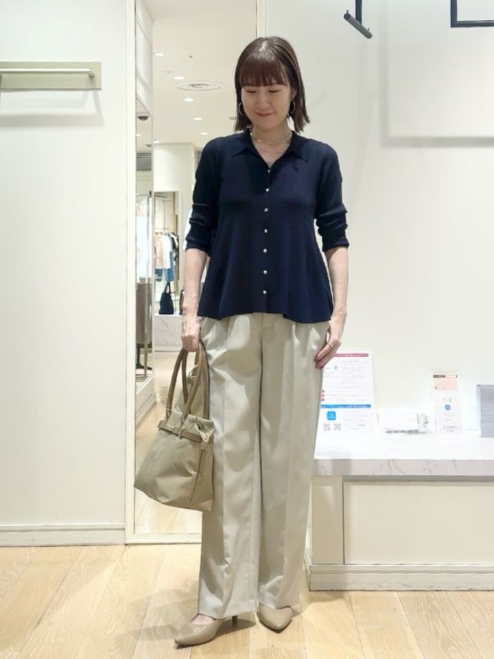 ネイビーのフレアカーデできちんとコーデ