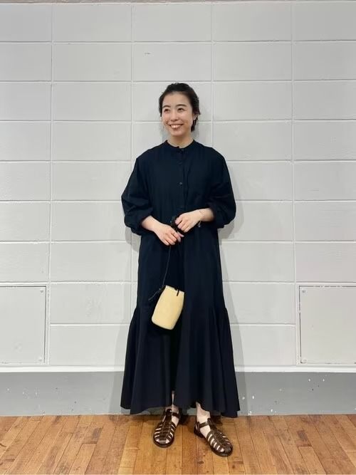 大人の品を感じる黒のふんわりシャツワンピース