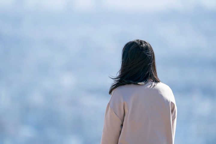 女性の後ろ姿