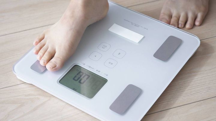 体重計に乗る女性