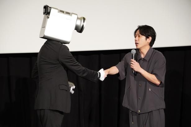 【写真を見る】二宮和也、カメラ男と握手！