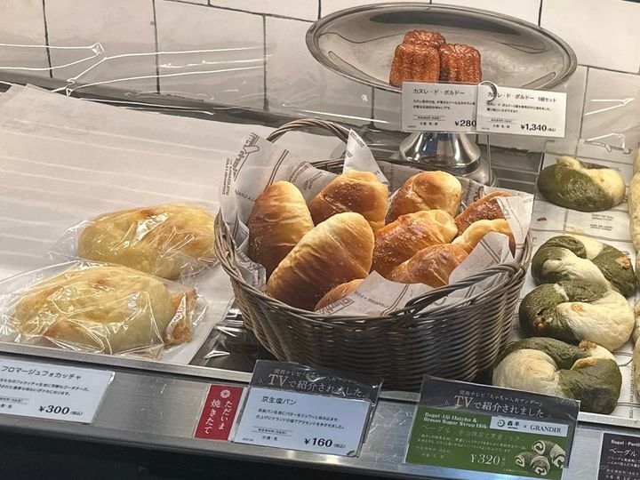店内に並ぶパン
