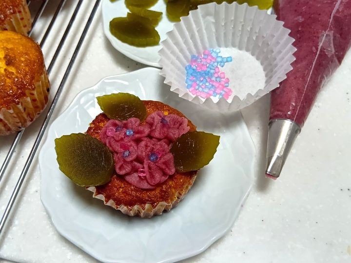 ラムネが爽やか！甘酸っぱいラズベリー餡のハート紫陽花カップケーキ