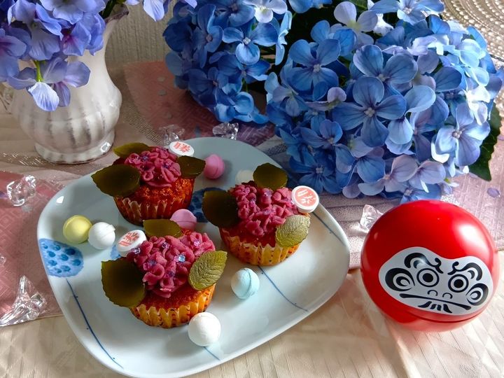 ラムネが爽やか！甘酸っぱいラズベリー餡のハート紫陽花カップケーキ