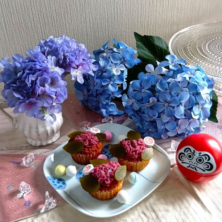 ラムネが爽やか！甘酸っぱいラズベリー餡のハート紫陽花カップケーキ