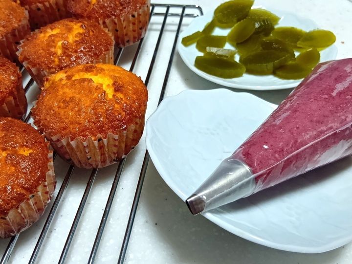 ラムネが爽やか！甘酸っぱいラズベリー餡のハート紫陽花カップケーキ
