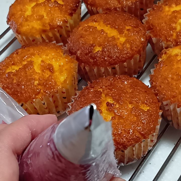 ラムネが爽やか！甘酸っぱいラズベリー餡のハート紫陽花カップケーキ