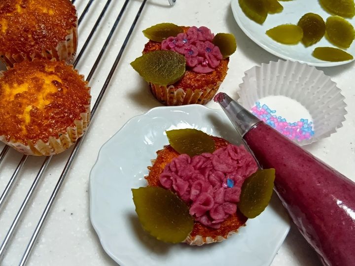 ラムネが爽やか！甘酸っぱいラズベリー餡のハート紫陽花カップケーキ
