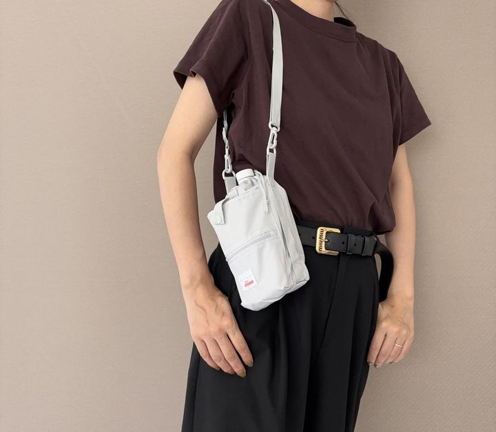 画像: 持ち歩きやすいショルダーストラップ付き