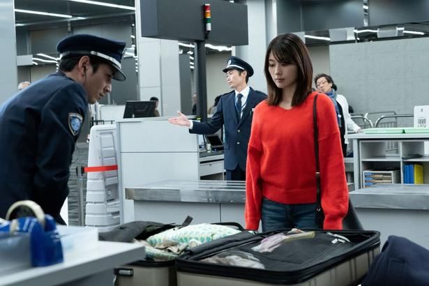 たびたび登場する空港の関税シーン。二児の母である和歌子は子連れで密輸に参加 [c]2026「マジカル・シークレット・ツアー」製作委員会