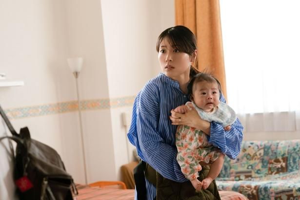 夫の横領と解雇により借金を背負った二児の母・和歌子役を演じた有村架純 [c]2026「マジカル・シークレット・ツアー」製作委員会