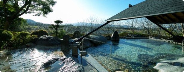 和風大浴場の露天 画像提供：カルナパーク花立山温泉