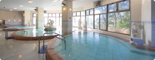 洋風大浴場「美神の湯」 画像提供：カルナパーク花立山温泉