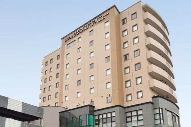 ホテルの外観。駅チカなので観光の拠点としても便利 画像提供：ホテルグランスパアベニュー