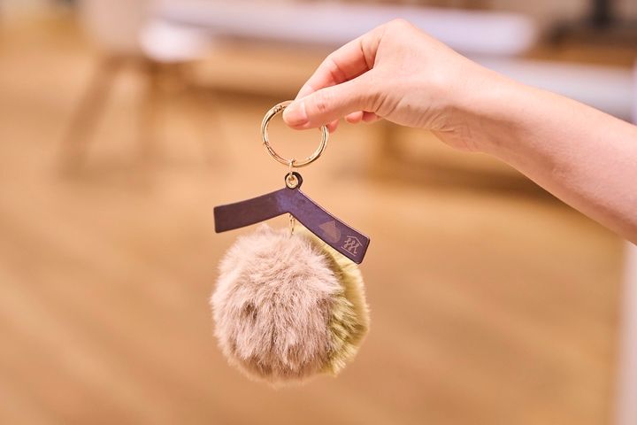 「ふわふわ酒林マスコットチャーム」2145円。バッグチャームとして人気
