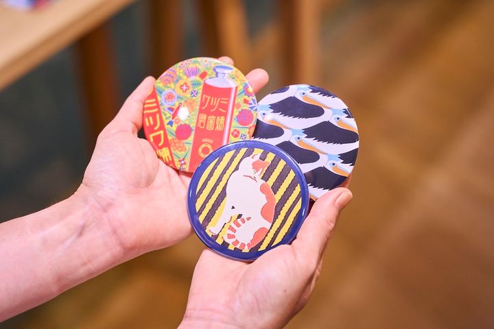 「コンパクトミラー」各300円