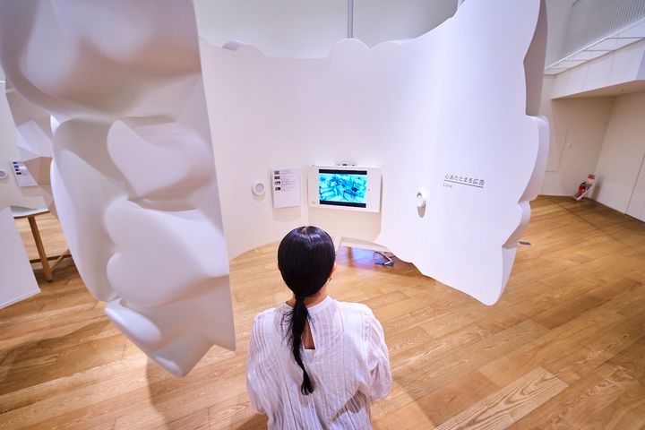 ブース内の画面でテレビCMを視聴できる