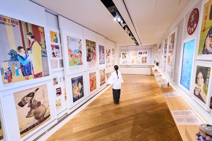 大正・明治時代のポスターが展示されている「スライドウォール」は圧巻