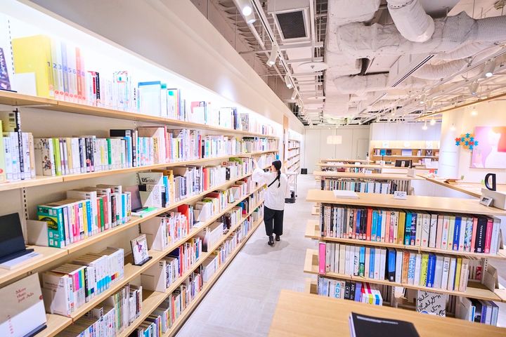 ライブラリーでひとり本を探している様子