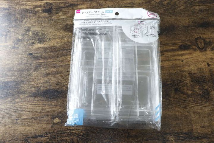 透明なディスプレイステージがパッケージに入っている様子
